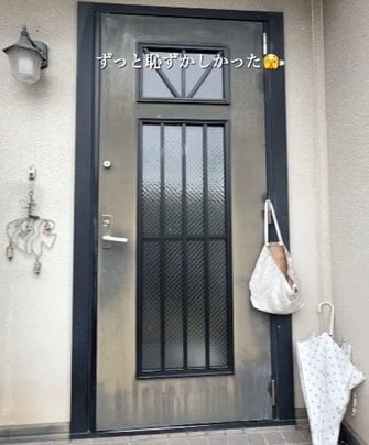 「すんごいセンスいい！」築30年戸建の〈色あせた玄関ドア〉→コスパ抜群5000円DIYで〈シックで洗練されたドア〉に大変身！反響続々！