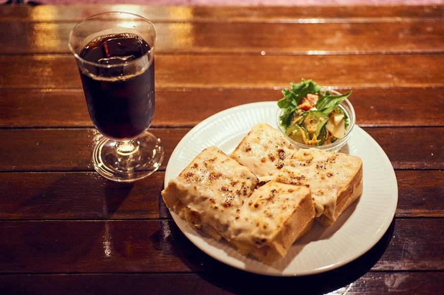 お腹が空いたら名物のグラタントースト。アイスコーヒーは何も入れずに、ゆっくり味わいたい。