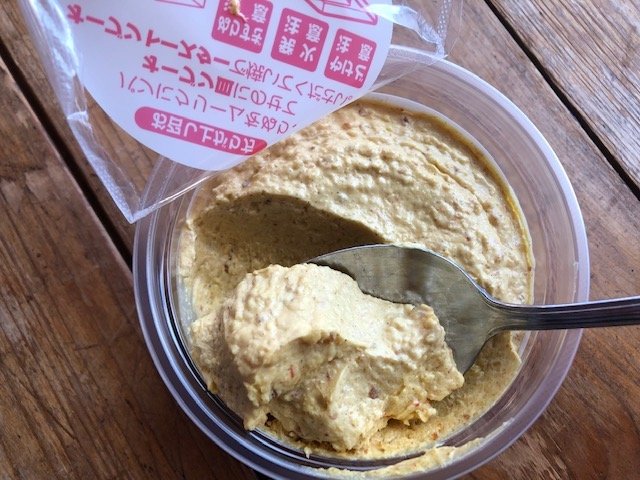 カルディ『食パンにぬって焼いたらカレーパン』クリームの中には粒々が…