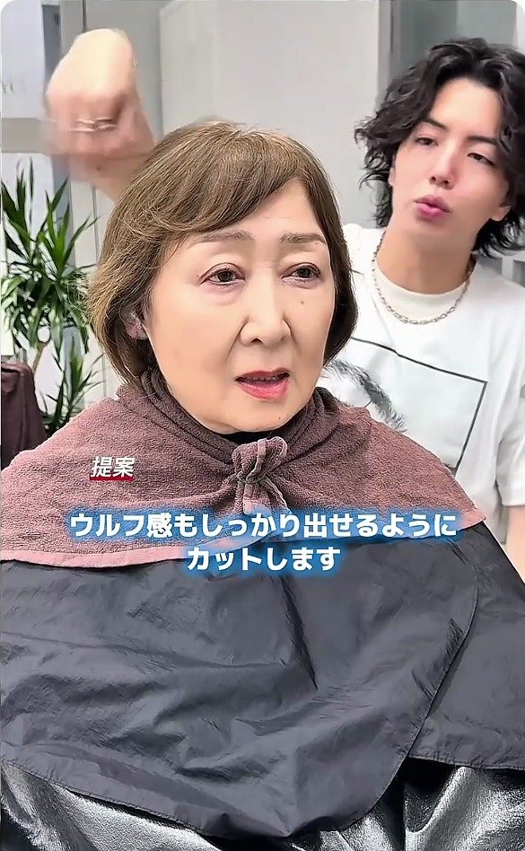 「伸びると髪がボサッとしちゃいます」と話した女性が、カットとカラーリングでウルフ感のあるレイヤーショートにスタイルチェンジ