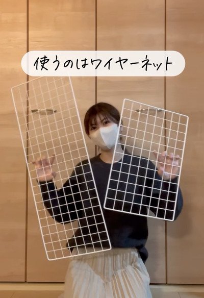 「真似したい！！」服が山積みのクローゼットに→ダイソーの〈ワイヤーネット〉で便利な〈ちょい置き棚〉をDIY！