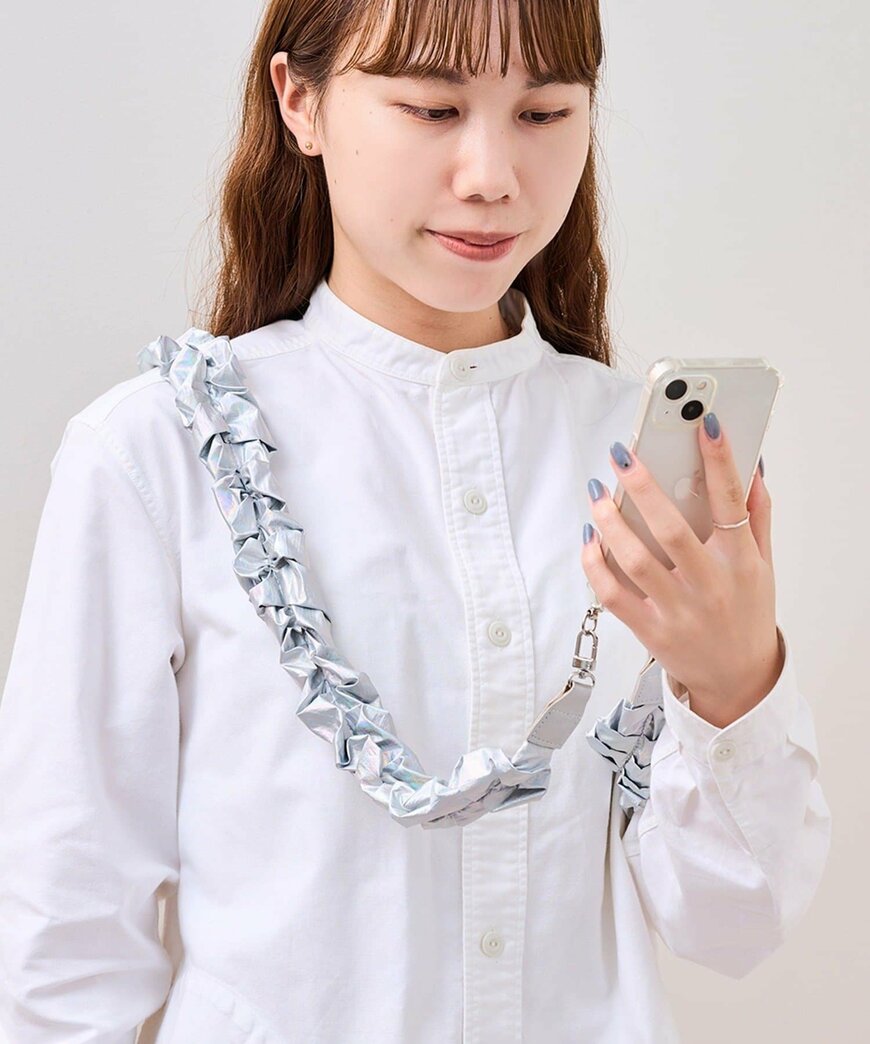 出所：3COINS公式　フリルメタリックスマホショルダー