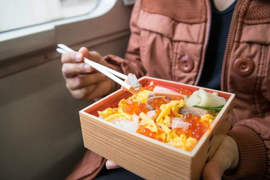 駅弁を食べる様子