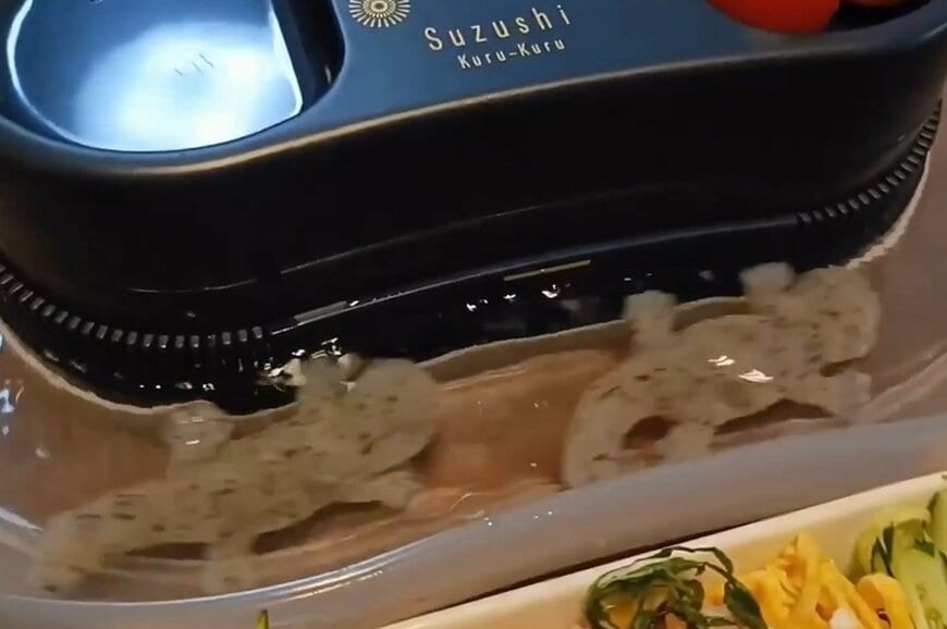 流しそうめん機に流れてきたこんにゃく