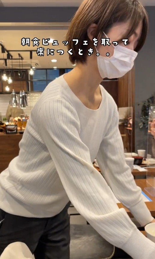 朝食ビュッフェを取って席に着く時…