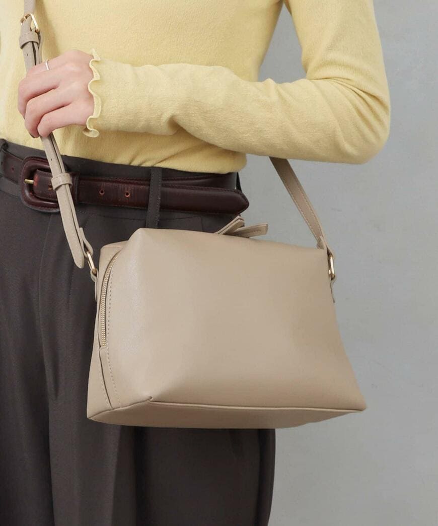 軽量マチ広ショルダーバッグ