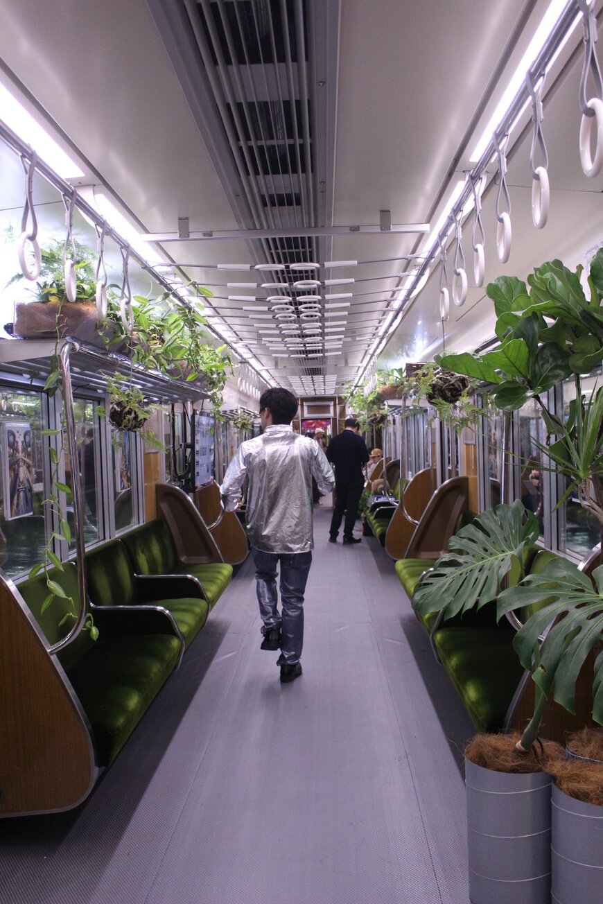 たくさんの植物があふれたグリーン車