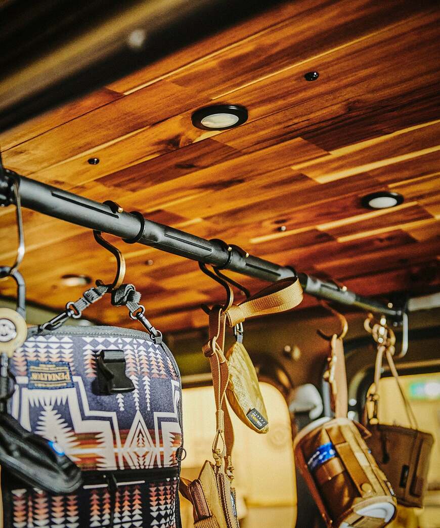 出所：オートバックス公式ブランドサイト　インテリアバー ロックベルト付き