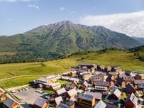 中国・禾木の展望台で夜景をバックに自撮りすると…偶然撮れた「RPG感あふれる1枚」に35万いいね
