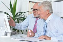 【年金をもらいながら働く人】注意点とは？年金＋給与《年金が減額されるボーダーライン》はいくら？