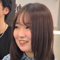 髪を伸ばしたい女性がレイヤーカットでスタイルチェンジ！セットも楽でエレガントな仕上がりに笑顔