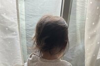 窓の外を眺める1歳児の隣にいたのは…　かわいらしい後ろ姿に思わずほっこり