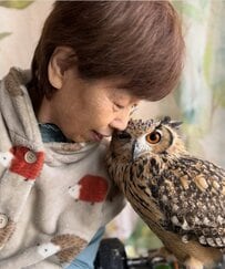 【フクロウとおばあちゃん】ラブラブなふたり…とろける表情に思わずほっこり！
