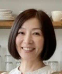 【69歳マダム】オリーブグリーンの〈キャミワンピース〉で大人可愛いナチュラルコーデが完成。「めっちゃ可愛い！」「爽やかで素敵」の声