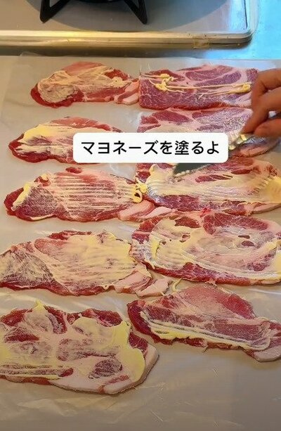 豚肉にマヨネーズを塗る