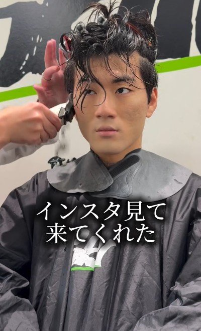 毛量が多く癖毛だという男性