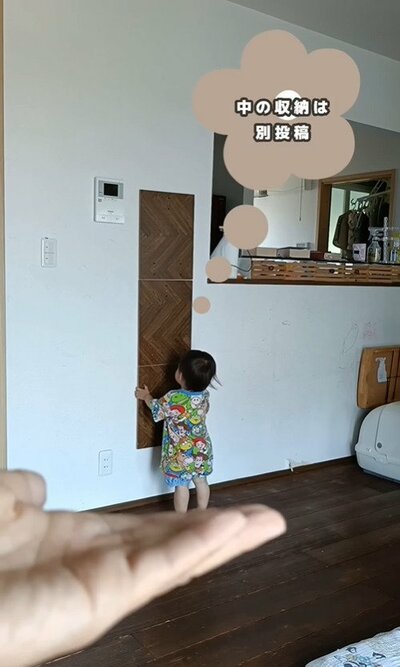 DIYで作った壁収納に重ねて全身鏡を取り付けます