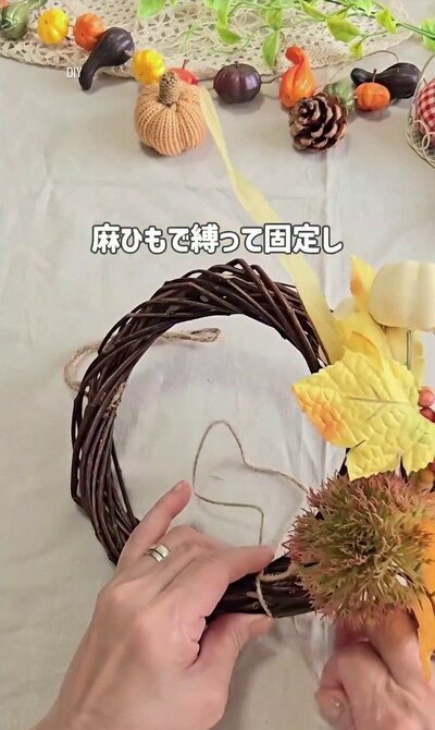 セリアのリースと秋の造花