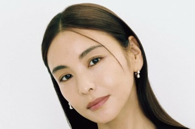滝沢眞規子 洗練された自宅中庭を披露。大きなスモークツリーや個性的な植物をモダンな屋外家具と調和させ…「絵画のような景色」「見ているだけで涼しい気持ちに」と反響。