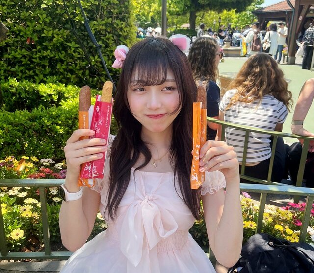 テーマパークでチュロスを手にした女性を撮影　友達と彼氏に見せる「予想外の表情のギャップ」に思わず笑ってしまう