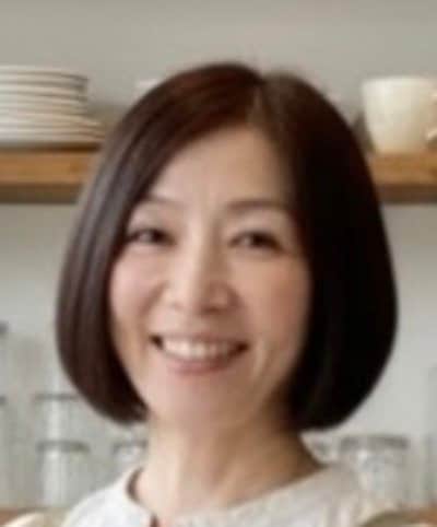 【69歳マダム】オリーブグリーンの〈キャミワンピース〉で大人可愛いナチュラルコーデが完成。「めっちゃ可愛い！」「爽やかで素敵」の声