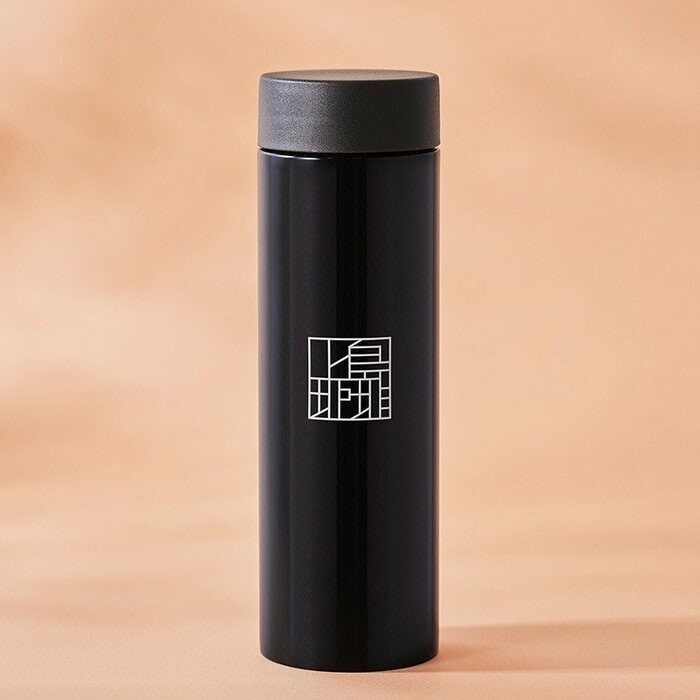 「上島珈琲店ロゴ入り 真空ステンレスボトル」はブランドロゴが映えるシックなブラックのデザイン