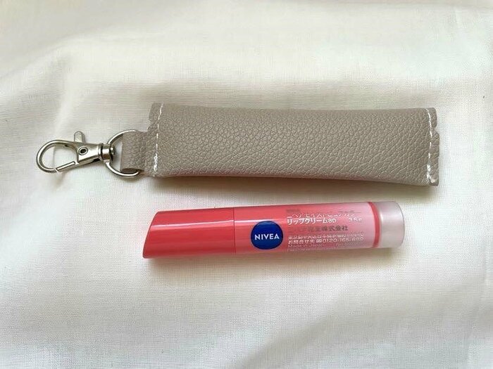 サイズは、縦約14cm×横約3cm。リップがすっぽり入りそうなスリムサイズ