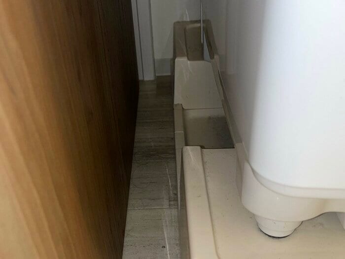 掃除前は、埃や髪の毛が落ちている状態