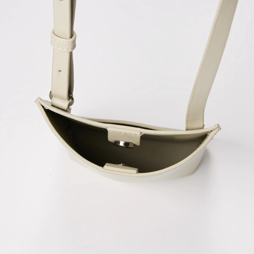 出所：ユニクロ　レザータッチミニポシェット