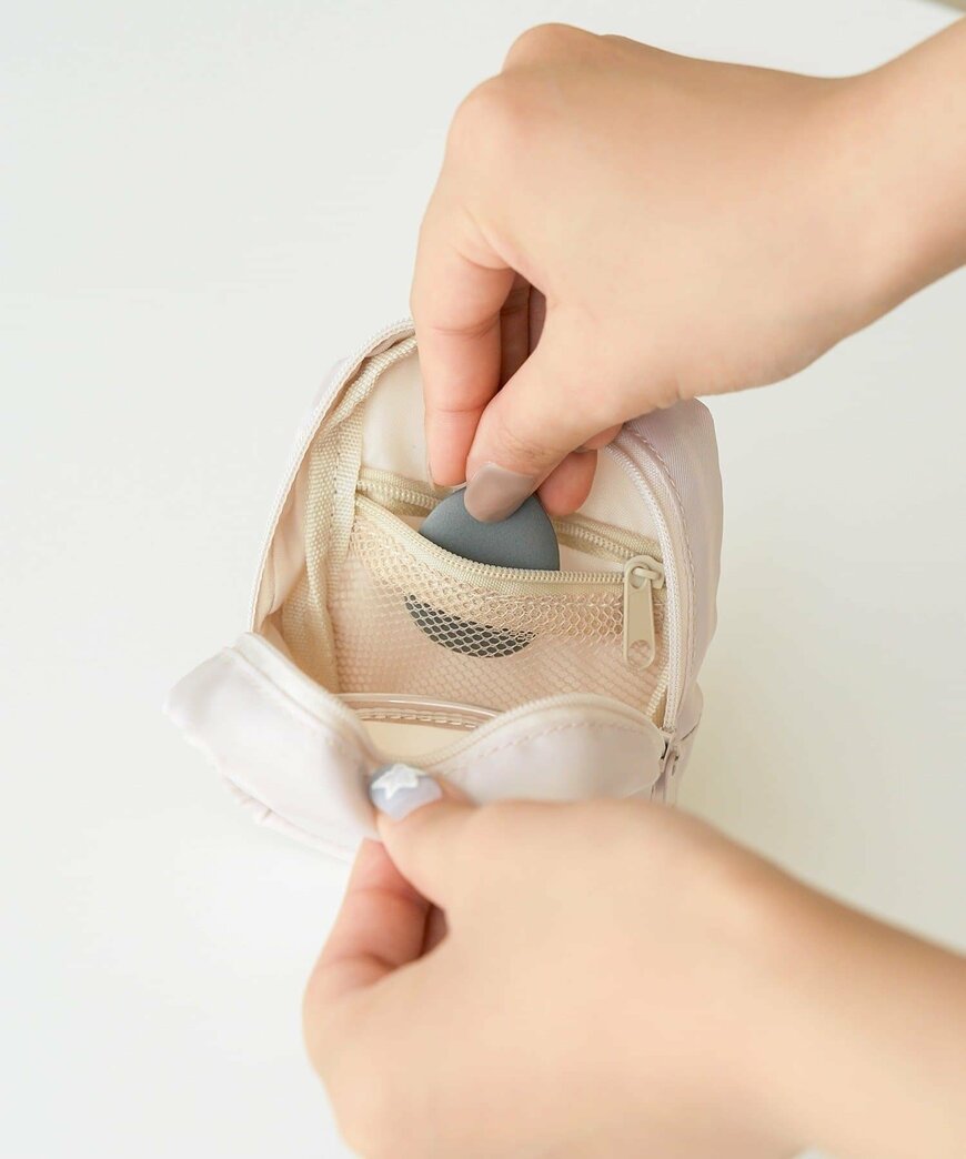 出所：3COINS公式　ミニコスメポーチ／and us