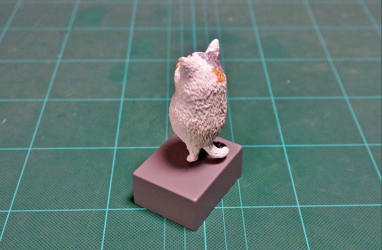 後ろから見ると……二足歩行!?