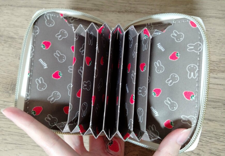 筆者撮影（宝島社、miffy カードが見やすい じゃばら式ミニ財布 BOOK）