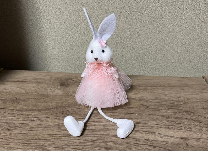 筆者撮影（ダイソー、足ぶらぶらうさぎの置物）