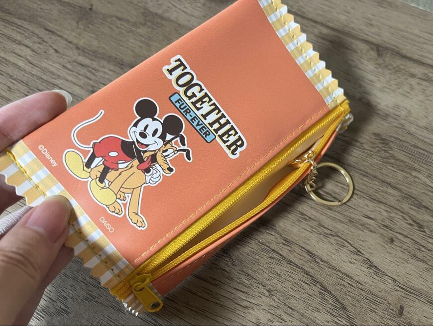 筆者撮影（ダイソー、お菓子風ポーチ、キーリング付（ミッキー＆フレンズ））
