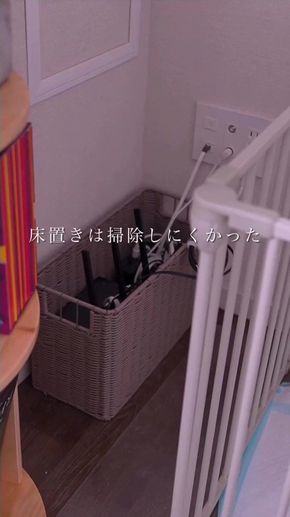 「お洒落な壁収納」に変身！Wi-Fiルーターをどう隠す？ラタン調バスケットをピンフックで壁に浮かせる簡単DIYでナチュラルインテリアに