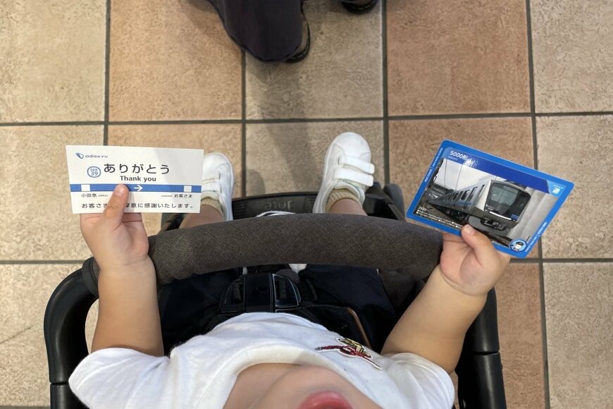 小田急電鉄の「ありがとうカード」をもらった男の子　うれしそうな様子に癒やされる