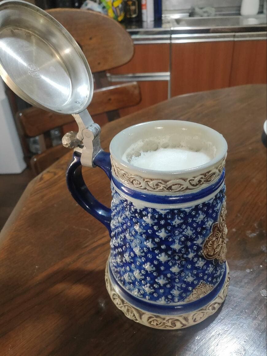 ビールが注がれた陶器