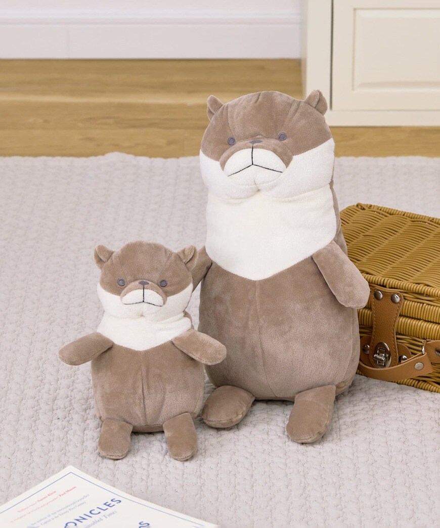 3COINS、カワウソ親ぬいぐるみとミニサイズカワウソぬいぐるみの画像