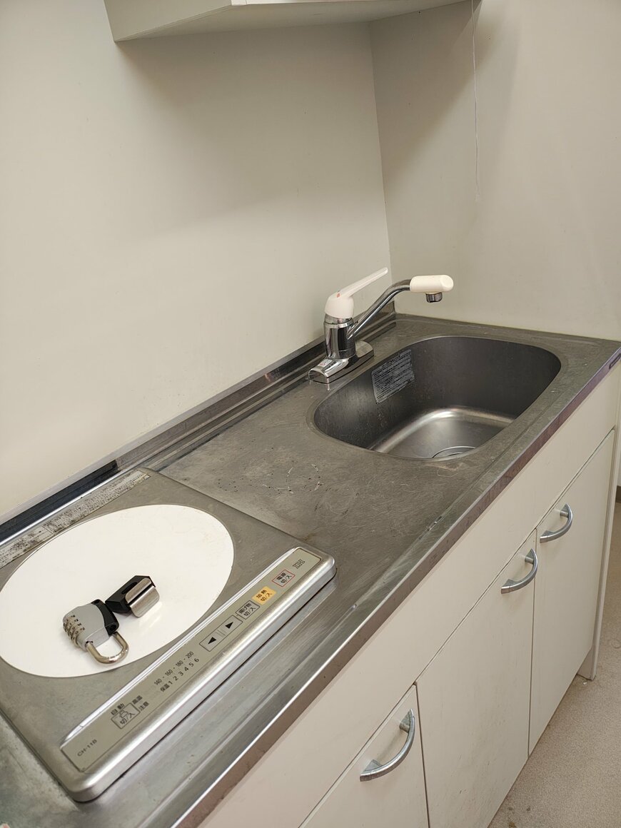 清掃前のキッチン