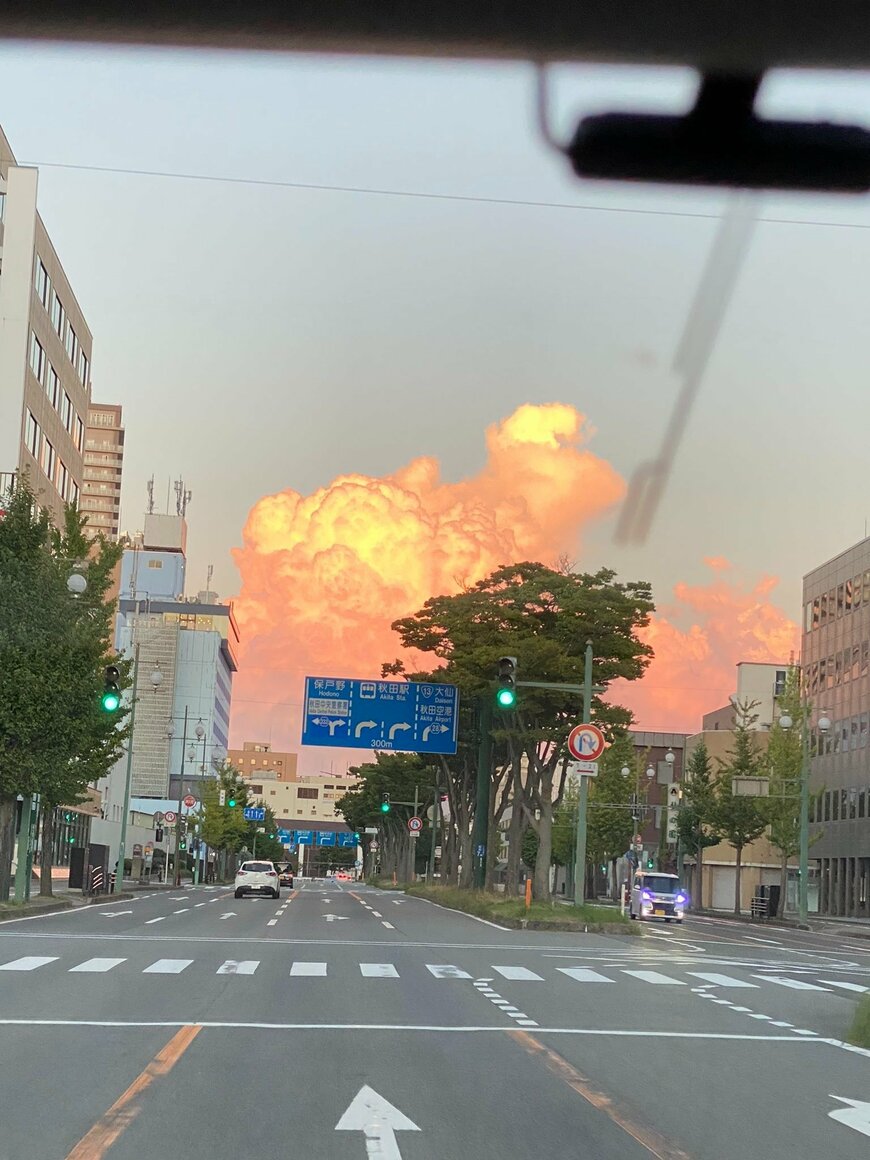 夕日に照らされた大きな入道雲
