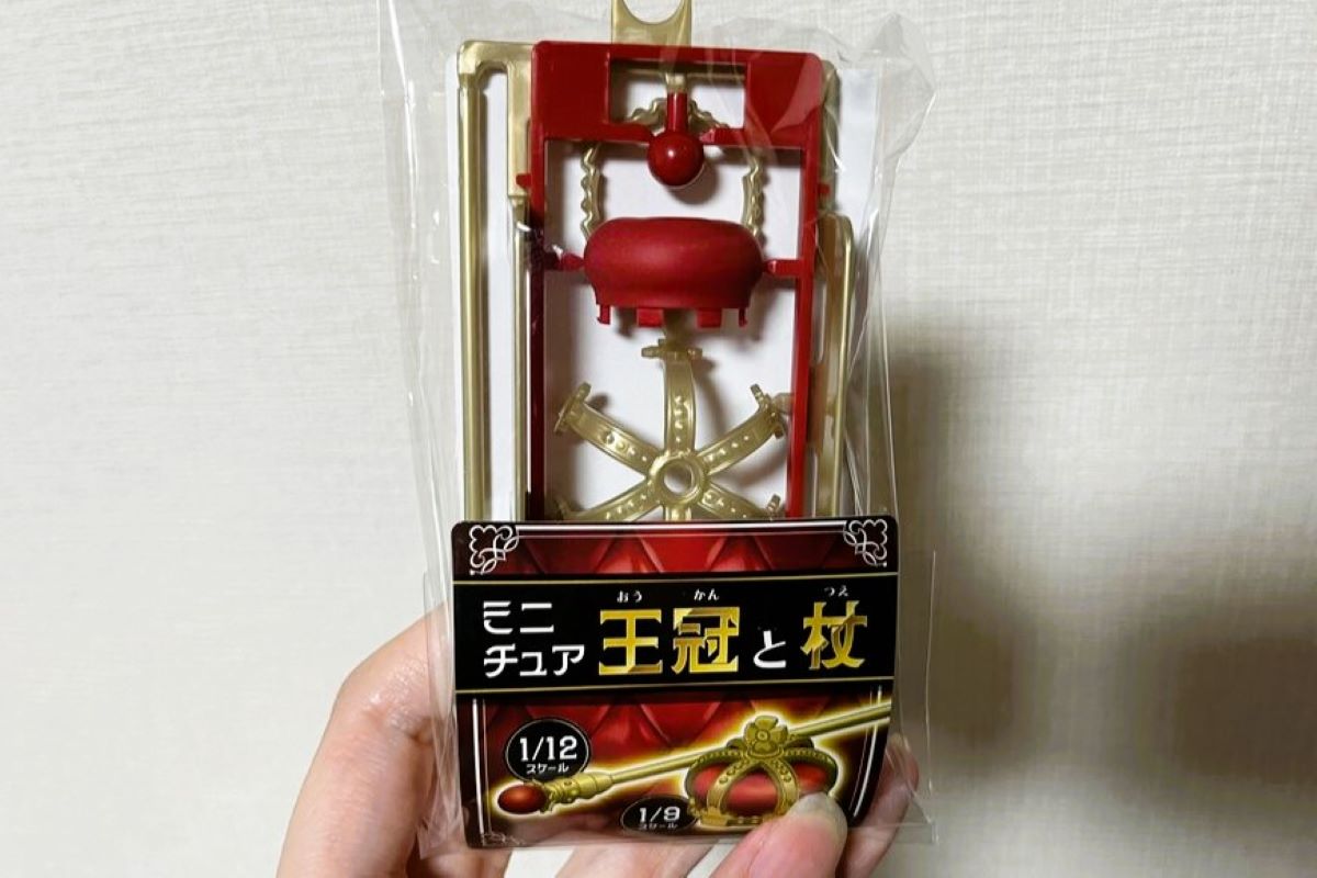 全国の100円ショップで人気！山田化学製の「ミニチュア王冠と杖」が