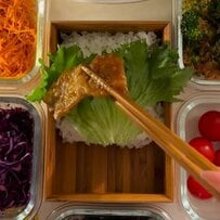 母が娘に作る【生姜焼き弁当】艶のあるタレが食欲をそそる！カラフルな副菜で華やかに仕上げたお弁当に称賛の声