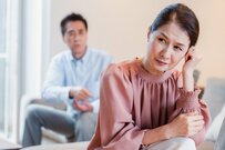 65歳以上「無職の夫婦世帯」は毎月3万8000円の赤字！貯蓄・年金・支出は平均でいくら？親に援助する人は多い？