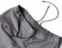 1本あれば無敵。使い勝手バツグンの「グレーのパンツ」がアツイ