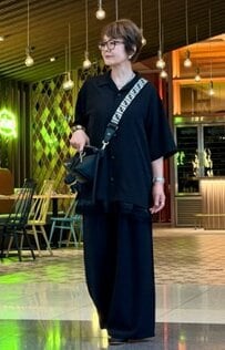 【60代マダム】上下GU！ブラックコーデが素敵「めちゃ高見え」「小物使いもさすが」と絶賛の声