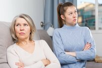 義母と嫁の間に立ち込める“違和感”「助けてもらってるけどイライラする！」