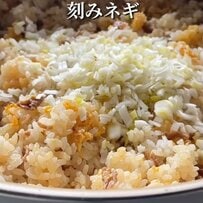 【月曜はこれ】綺麗な盛り付けの「豚こま炒飯弁当」がおいしそう…　付け合わせの〈ししとう〉で見栄え抜群