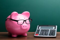 「貯蓄2000万円」を70歳以上で持つ世帯は3割。厚生年金や国民年金で受給する額は多いのか