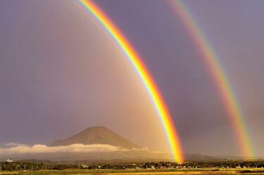 鳥取県で目撃された「二重の虹」に思わず目を疑う 美しすぎる光景に