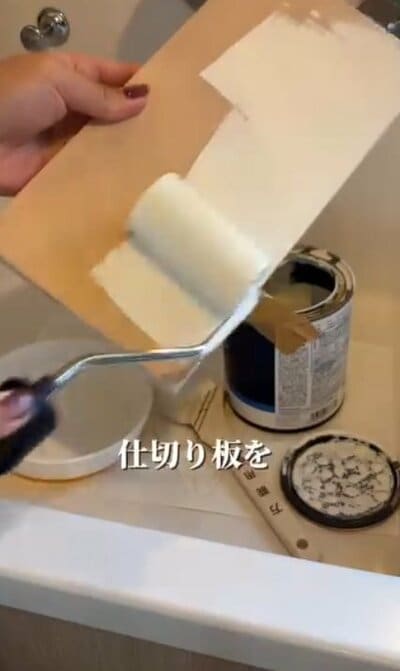 木材を塗装して引き出しを作る様子